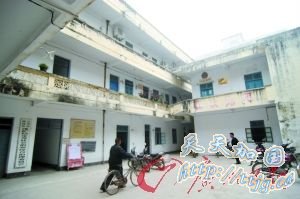 这是塘缀镇政府目前的办公楼,办公条件是目前吴川市乡镇中最差的。
