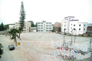 这片空地,曾是塘缀镇政府旧大楼的所在地,但因镇政府欠下“高息借款”债务,于2009年6月前被强拆。