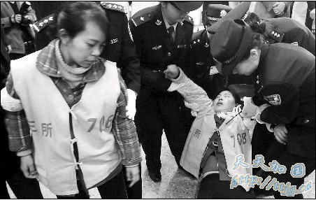 �ѻ�Ů������ �����Ӵ��Ϲ�һ��ȥ