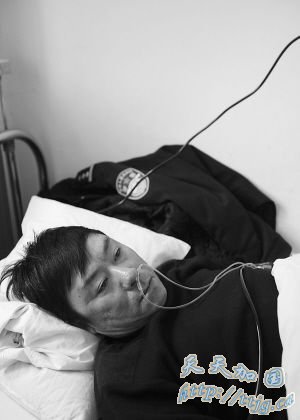 女司机小学门前撞昏交警 称自己有钱有势有人(图)