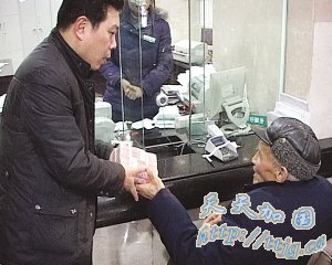捡破烂8旬翁捐10万救灾(图)