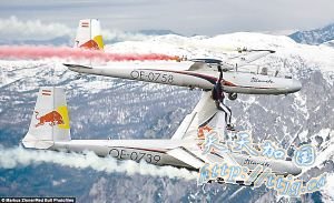 ����ǧ�׸߿շ���ͷ��һ�ɻ�������һ��