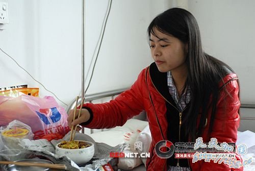女大学生为省钱每天吃一顿饭患胃癌(组图)