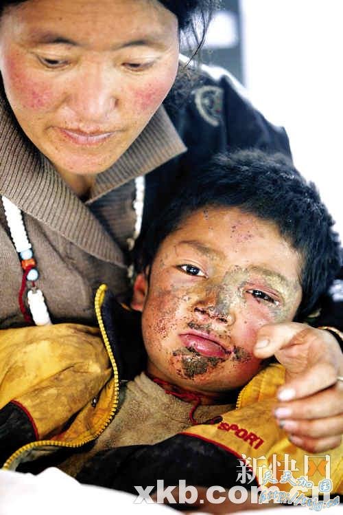 9岁小男孩用手挖出奶奶(图)