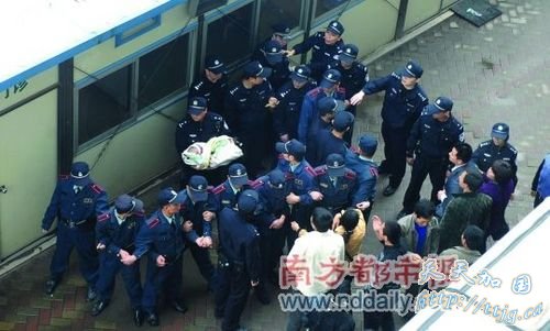 ��������С��ͻ����ǽ����С���������죬�Դ�Ҫ�󾯷����ӡ��������ߡ��������