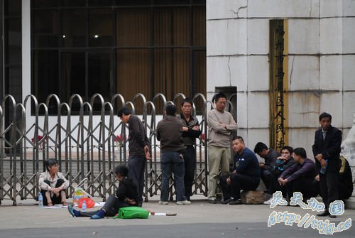 11月11日,死者严晓玲的母亲林秀英在法院门口。