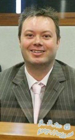 澳黑帮杀手办奢华葬礼 仿杰克逊躺“黄金”棺材