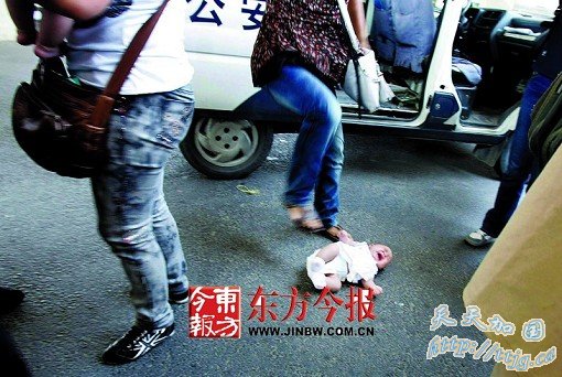 郑州街头2名女子偷手机被抓 猛踹怀中婴儿