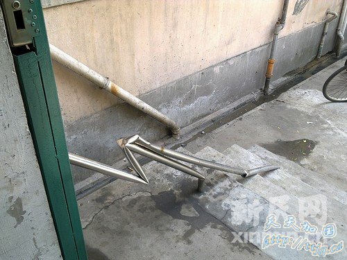 �ֶ�����10Сʱ��2Ů1�и�¥׹�� ��С17��(��ͼ)