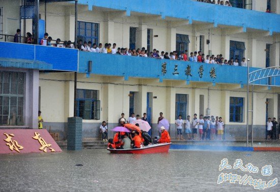 ��������800����ѧ������ˮΧ�� ��ˮ�����ز�(��ͼ)