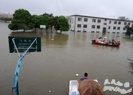 ��������800����ѧ������ˮΧ�� ��ˮ�����ز�(��ͼ)