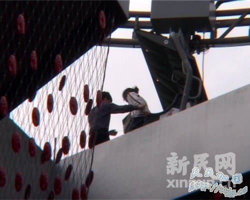 瑞士馆缆车6月1日突发故障 2岁孩子悬在半空