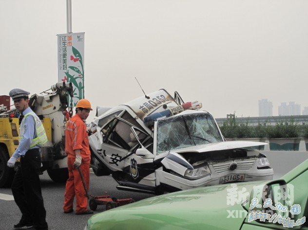 沪闵高架旅游大巴与警车相撞 警车成“夹心饼干”(组图)