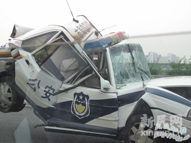 沪闵高架旅游大巴与警车相撞 警车成“夹心饼干”(组图)