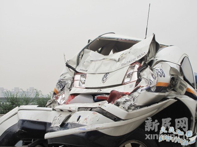 沪闵高架旅游大巴与警车相撞 警车成“夹心饼干”(组图)