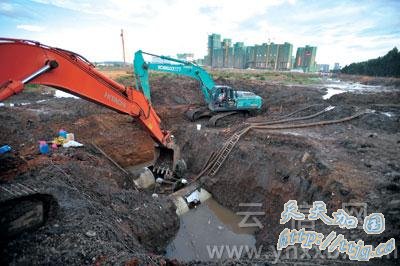 施工挖破两根供水管 昆明全城大面积停水(组图)