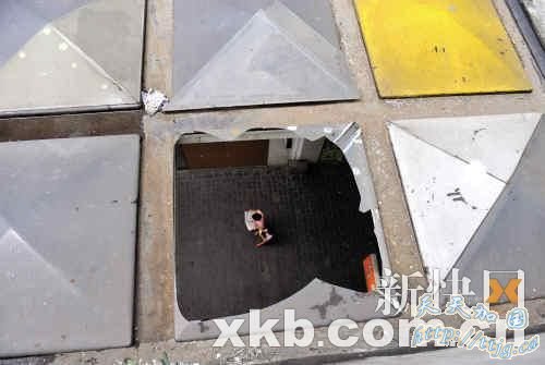 ������Ӷ�������㳡һ���Ů����¥׹��(ͼ)