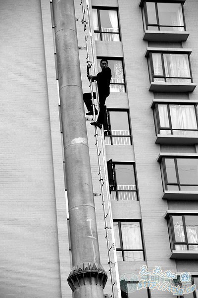 ϱ������ ����һ��������30���׸ߵĵ��߸˳���(ͼ)