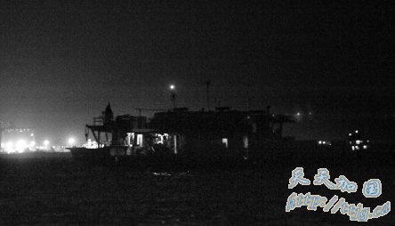 广州观光快艇翻沉13人落海(组图)