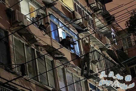 �Ϻ�һ���гֵ��ٳ�Ů�� ������Сʱ��׹¥(��ͼ)