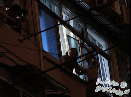 �Ϻ�һ���гֵ��ٳ�Ů�� ������Сʱ��׹¥(��ͼ)