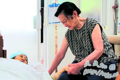 80��ĸ�ײ��˸�������ξ�Ů(ͼ)