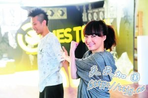 陈慧娴成作女舞女熟女装有型穿热裤讲艳遇(图)