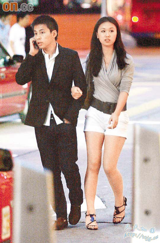 霍启人与女友Rebecca曾被拍到甜蜜逛街