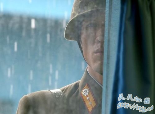 朝鲜士兵注视希拉里等人