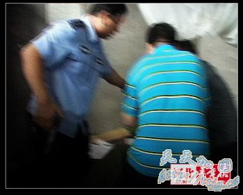 &ldquo;��ǹ�����е����Ұְ֣�&rdquo;(��ͼ)