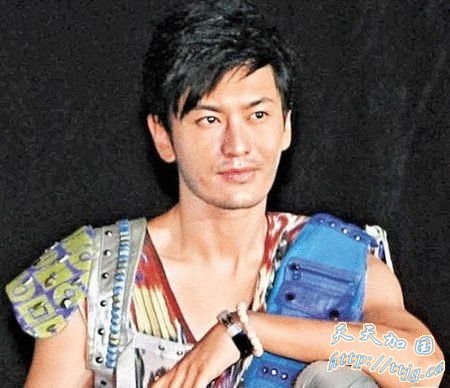 黄晓明旧照曝光疑整容知情人称半年打次瘦脸针