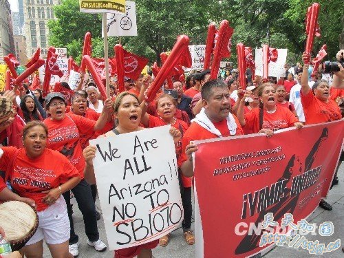 纽约爆发大规模游行抗议反移民法(图)