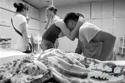 2岁半女童被忘校车内 7个多小(图)