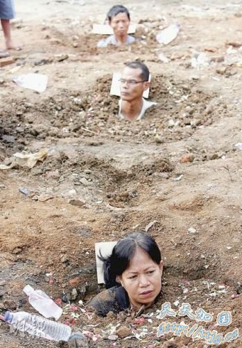 印尼雅加达民众将自己