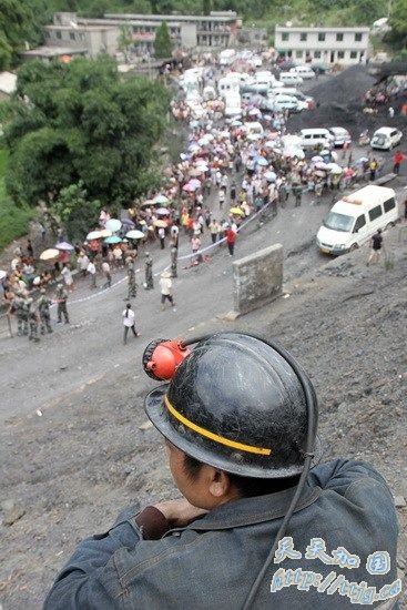 8月3日,一名矿工在贵州仁怀市长岗镇明阳煤矿等待同伴的消息。新华社发 魏星/摄