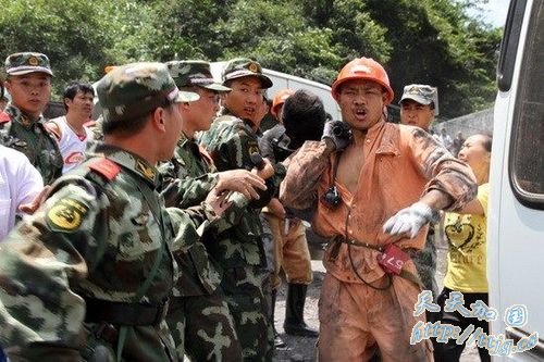 8月3日,在贵州仁怀市长岗镇明阳煤矿,几名家属伤心欲绝。新华社发 魏星/摄