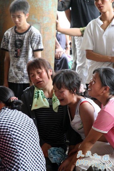 8月3日,在贵州仁怀市长岗镇明阳煤矿,一名矿难遇难者遗体被抬出风井。新华社发 魏星/摄