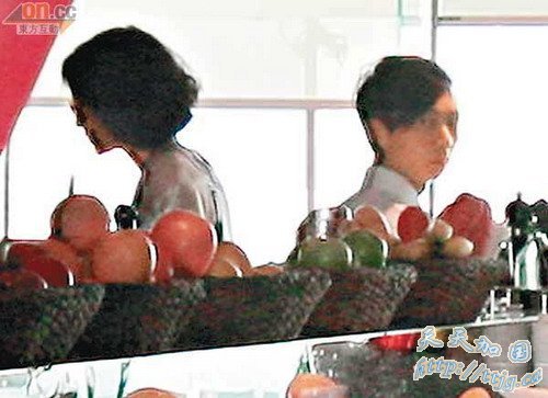 王菲喝茶逛名店避谈老师 缺席戴老师葬礼不回应