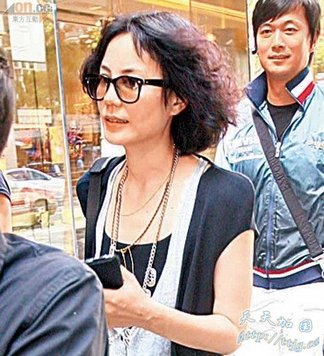 王菲喝茶逛名店避谈老师 缺席戴老师葬礼不回应