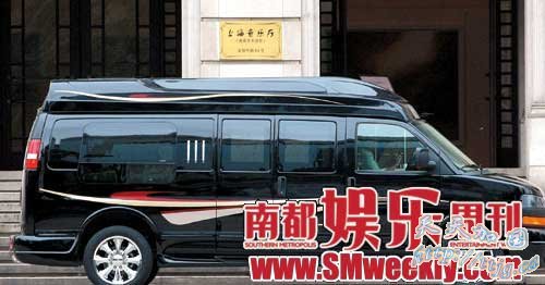 周立波百万房车显豪气自雇保镖拉风不已(组图)