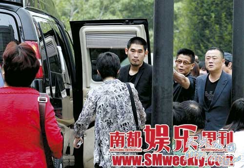 周立波百万房车显豪气自雇保镖拉风不已(组图)