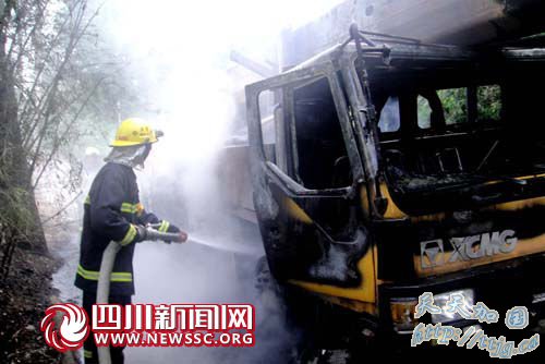 四川雅安一辆满载盐酸罐车泄漏 火光冲天(组图)