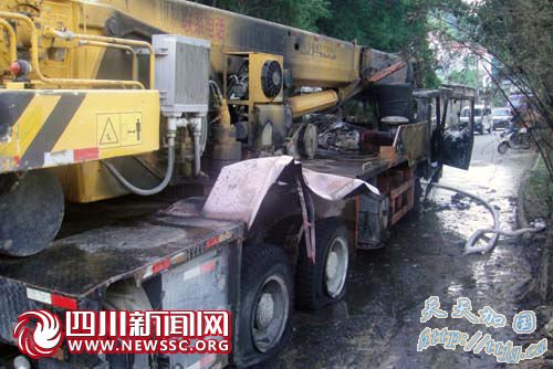 四川雅安一辆满载盐酸罐车泄漏 火光冲天(组图)