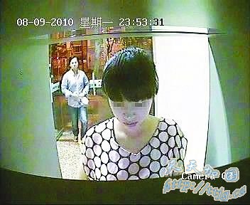 ������ҹ��ATM����ͷǰ�ֵ�����Ů��(��ͼ)