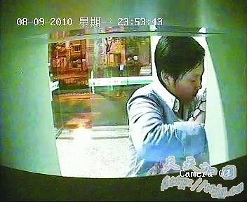 ������ҹ��ATM����ͷǰ�ֵ�����Ů��(��ͼ)