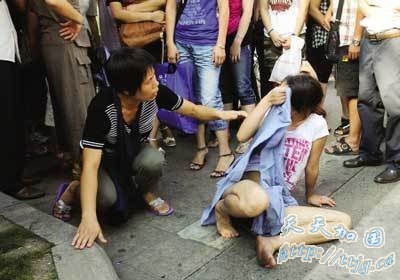 女子闹市脱衣路人竟争相拿DV拍(组图)