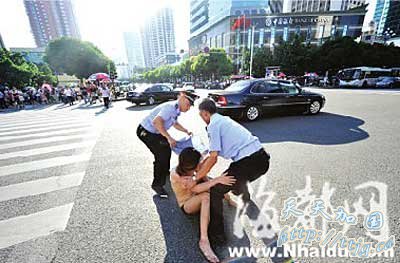 女子闹市脱衣路人竟争相拿DV拍(组图)