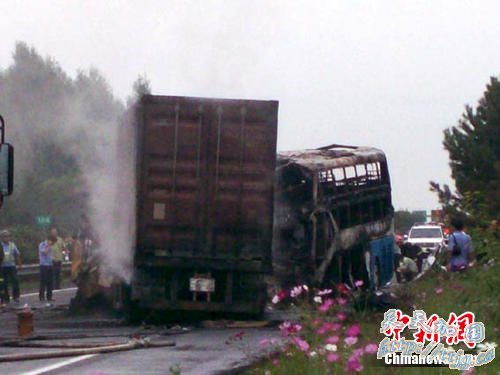 长春绕城高速一卧铺客车爆胎酿车祸致17死(图)