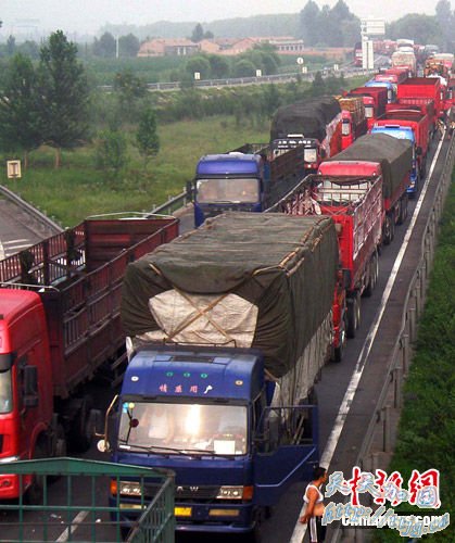 ���ظ��ٺӱ��γ��ֶ³����� �ʱ70�๫��(ͼ)