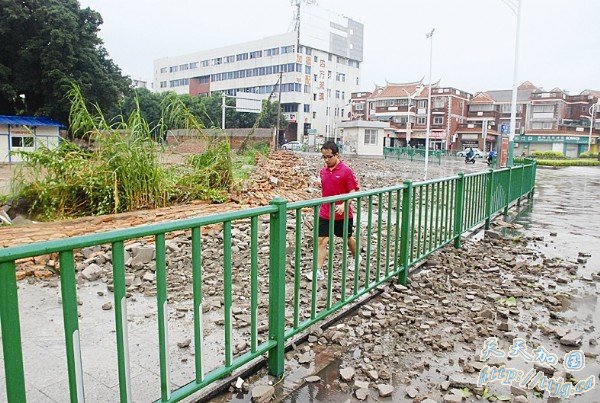“莫兰蒂”昨石狮登陆 致3人死亡倒塌房屋856间(组图)